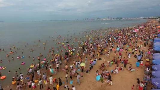 摄于1995年7月10日海口滨海大道总长7公里的“假日海滩”正式开放